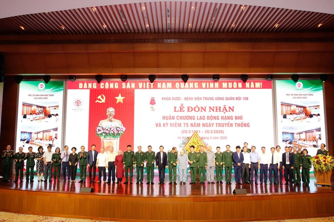 Tập thể Khoa Dược trên sân khấu lễ kỷ niệm 75 năm