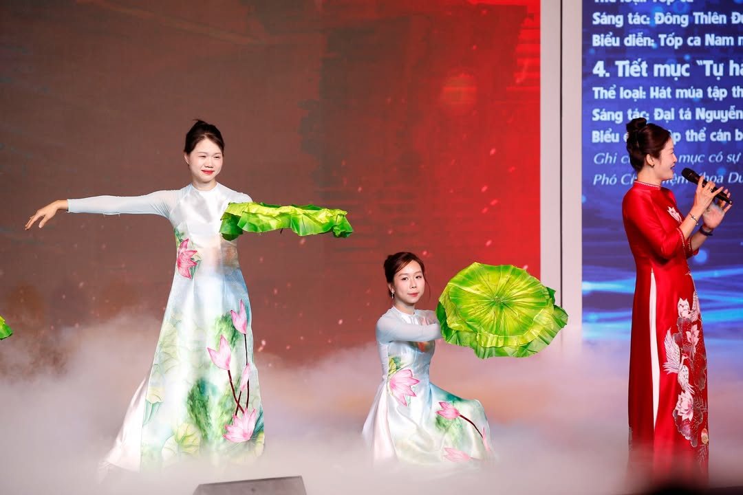 Tiết mục múa của Khoa Dược tại Liên hoan nghệ thuật quần chúng 2026